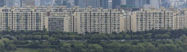 13일 서울 응봉산에서 바라온 강남구 압구정동, 청담동 일대 아파트 단지의 모습. 연합뉴스