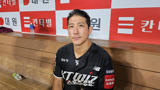 KT 황재균이 24일 고척 키움전 승리 후 더그아웃에서 인터뷰하고 있다.
