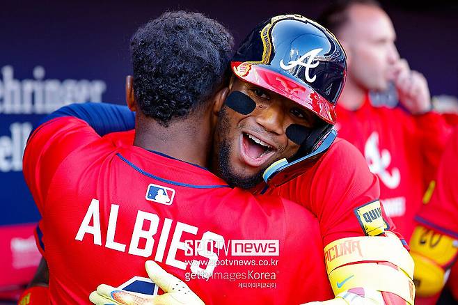 ▲ 로날드 아쿠냐 주니어가 아지 알비스를 끌어안으며 홈런의 기쁨을 나누고 있다.
