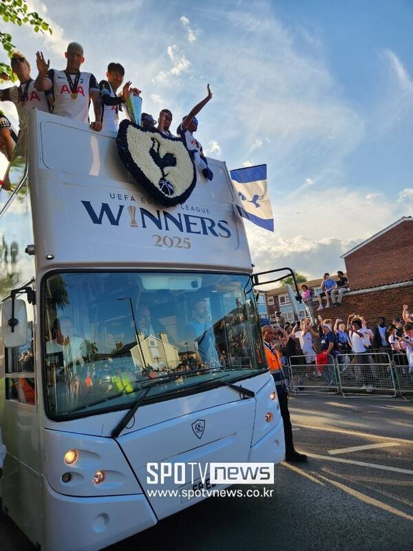 ▲ 토트넘 홋스퍼 유로파리그 우승 버스 행진, 손흥민이 팬들에게 화답하고 있다.