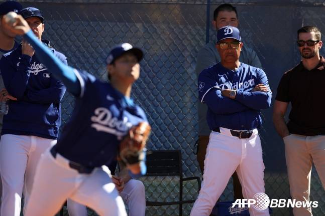 오타니 쇼헤이(왼쪽)와 그를 지켜보는 데이브 로버츠 LA 다저스 감독. /AFPBBNews=뉴스1
