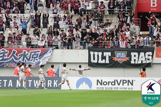 동점골을 넣고 기뻐하는 수원FC 선수들. /사진=한국프로축구연맹 제공