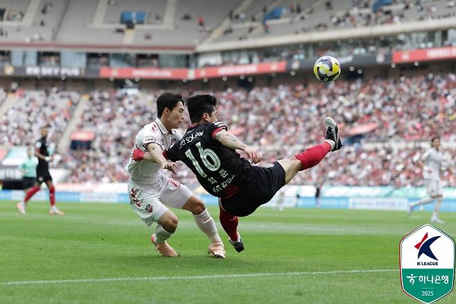 볼 경합을 펼치는 서재민(왼쪽)과 최준. /사진=한국프로축구연맹 제공