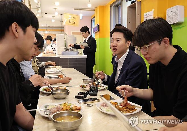 식사하며 대화하는 이준석 후보 (서울=연합뉴스) 서명곤 기자 = 개혁신당 이준석 대선 후보가 24일 서울 동작구 한 한식 뷔페식당에서 공시생들과 식사를 하며 대화하고 있다. 2025.5.24
seephoto@yna.o.kr