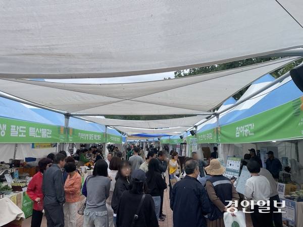 24일 개막한 ‘자라섬꽃 페스타’를 찾은 시민들이 중도 일원에 마련된 농특산물 직거래 장터인 ‘바로마켓 가평점’을 둘러보고 있다.2025.5.24 가평/김민수기자 kms@kyeongin.com