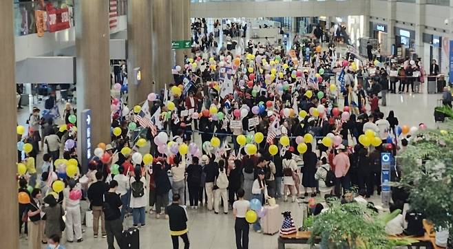 ▲미국 내 보수 인사들 환영을 위해 인천공항에 모인 국내 보수단체 회원들, 2시간 동안 1터미널 E환영홀에서 시위를 벌였다. /사진=독자제공