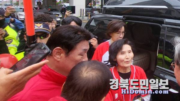 지난 24일 김문수 국민의힘 대통령 후보 배우자 설난영 여사가 대구 중구 서문시장에 도착해 지지자들과 인사를 나누고 있다. 뉴스1