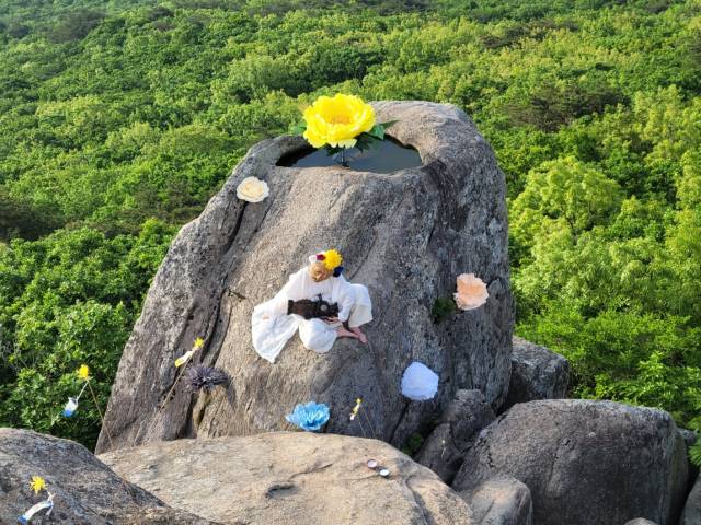 지난해 제21회 금정산생명문화축전 때 금정산 금샘에서 진행된 '산굿' 모습. 부산민예총 제공