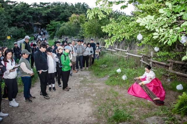 지난해 제21회 금정산생명문화축전 달빛 걷기 참가자들이 국악 공연을 감상하고 있다. 부산민예총 제공