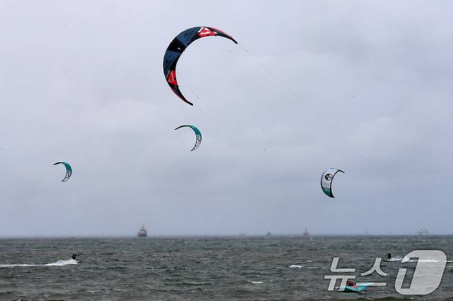 24일 오후 경북 포항시 송도해수욕장에서 카이트보드 동호인들이 바람을 가르며 수면 위를 질주하고 있다. 2025.5.24/뉴스1 ⓒ News1 최창호 기자