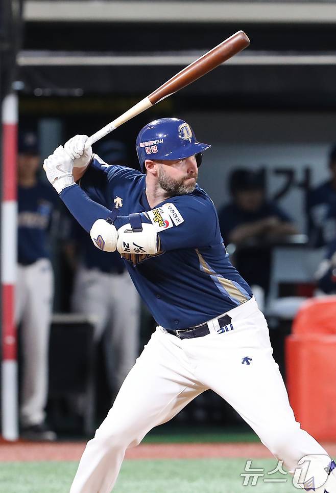12일 오후 경기 수원시 장안구 KT위즈파크에서 열린 '2024 신한 SOL 뱅크 KBO리그' NC 다이노스와 KT 위즈의 경기, 4회초 무사 주자 없는 상황 NC 데이비슨이 안타를 치고 있다. 2024.9.12/뉴스1 ⓒ News1 김영운 기자