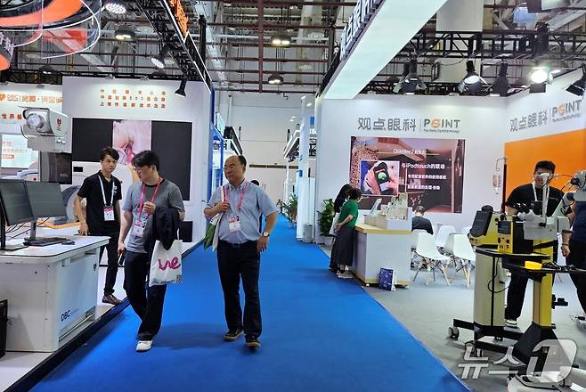 중국 하문 WESAVC 참관객들이 전시장 부스를 돌아보고 있다. ⓒ 뉴스1