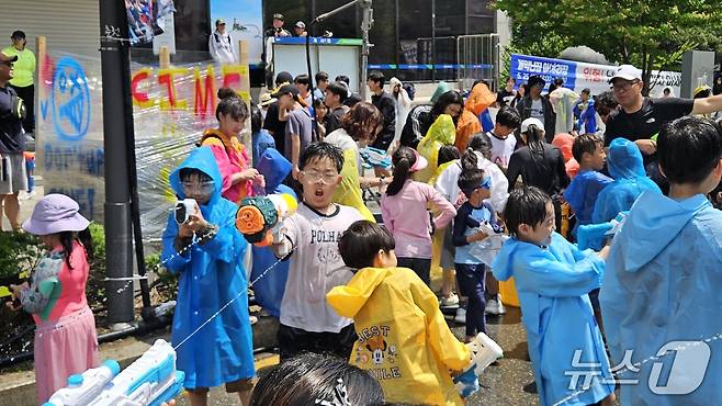 25일 오후 춘천 중앙로 일대에서 열리는 강원 춘천마임축제 개막난장인 '아!水라장' 행사장에서 어린이들이 물총을 쏘면서 즐거운 시간을 보내고 있다.2025.5.25 한귀섭 기자