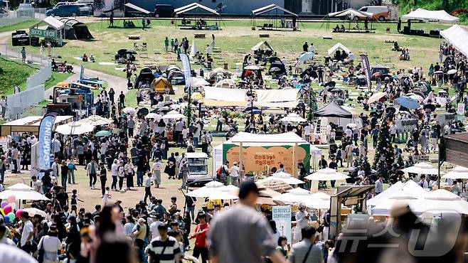 25일 강원 춘천 엘리시안 강촌 리조트에서 열린 '숲속 빵 시장' 축제장이 방문객들로 붐비고 있다. 이번 축제에는 춘천을 포함한 전국의 인기 베이커리 80여곳과 플리마켓 30여곳 등 100여곳의 업체가 참여해 풍성한 볼거리와 먹거리를 선보였다.(엘리시안 강촌 리조트 제공. 재판매 및 DB금지) 2025.5.25/뉴스1 ⓒ News1 이종재 기자