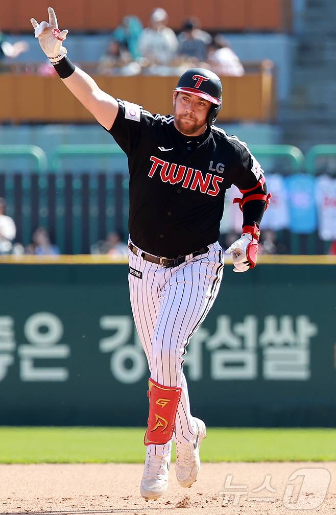 25일 오후 인천SSG 랜더스필드에서 열린 '2025 신한 SOL뱅크 KBO리그' LG 트윈스와 SSG 랜더스의 경기, LG 오스틴이 7회초 선두타자로 나와 솔로홈런을 친 뒤 세리머니를 하며 홈으로 향하고 있다. 2025.5.25/뉴스1 ⓒ News1 김진환 기자