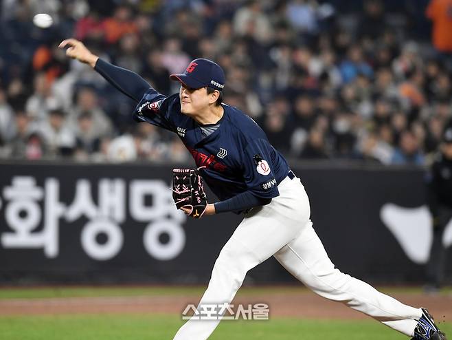 롯데 김원중이 대전 한화생명 볼파크에서 열린 2025 KBO리그 한화와 경기 9회말 등판해 힘차게 공을 던지고 있다. 대전 | 박진업 기자 upandup@sportsseoul.com