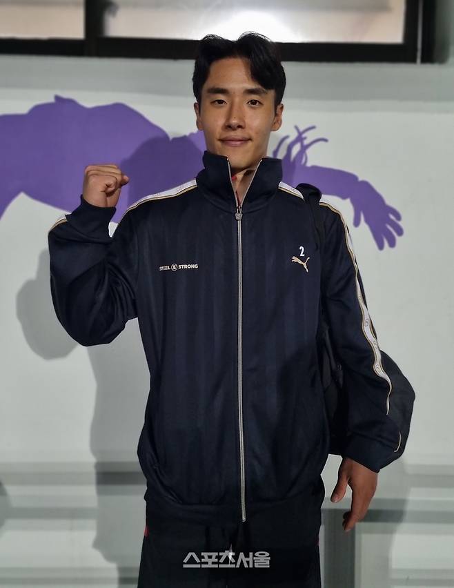 포항 어정원이 안양전이 끝난 뒤 포즈를 취하고 있다. 사진 | 안양=박준범기자