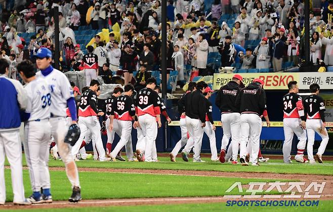 24일 대구 삼성라이온즈파크에서 열린 KBO리그 삼성과 KIA의 경기. 삼성이 KIA에 승리했다. 경기 종료 후 그라운드를 나서는 KIA 선수들. 대구=송정헌 기자songs@sportschosun.com/2025.05.24/