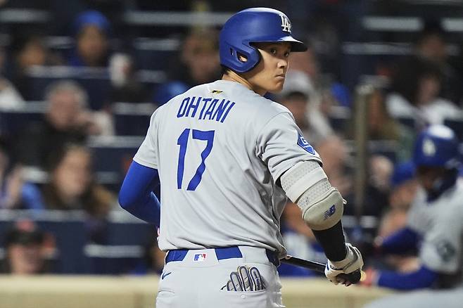 LA 다저스 오타니 쇼헤이가 25일(한국시각) 뉴욕 메츠와의 원정경기에서 8회 삼진을 당하고 돌아서고 있다. AP연합뉴스