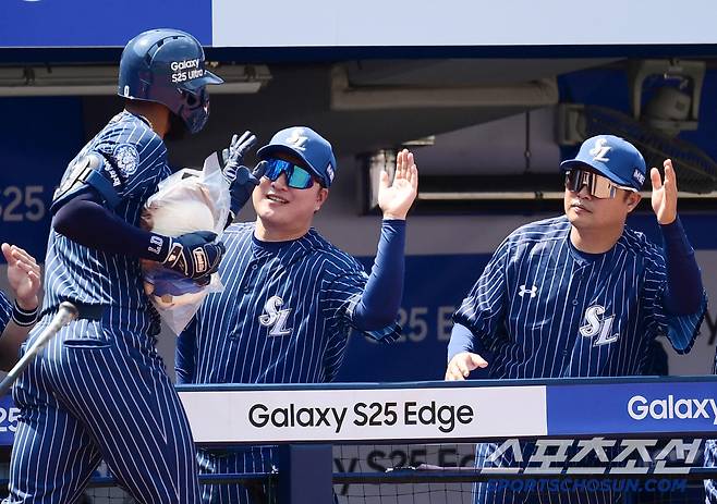 25일 대구 삼성라이온즈파크에서 열린 KBO리그 삼성과 KIA의 경기. 1회말 삼성 디아즈가 KIA 선발 윤영철을 상대로 투런 홈런을 날렸다. 하이파이브를 나누고 있는 디아즈. 대구=송정헌 기자songs@sportschosun.com/2025.05.25/