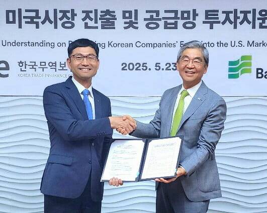 정재용 한국무역보험공사 부사장(왼쪽)이 23일(현지시간) 미국 LA 뱅크오브호프 본사에서 케빈 김 뱅크오브호프 행장과 업무협약을 체결한 후 협약서를 들어보이며 악수를 나누고 있다.