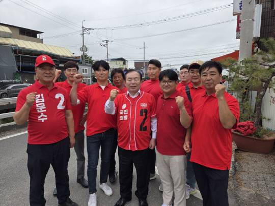이인제(가운데) 전 국회의원을 비롯한 도한수(왼쪽 세번째) 백결회장과 회원일동은 지난 22일 화지동에서 김문수 후보에 대한 지지를 호소했다. 조정호 기자