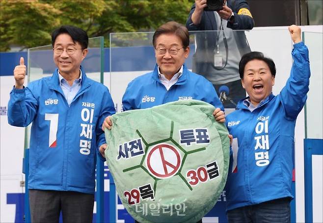 이재명 더불어민주당 대선 후보가 24일 오후 경기 시흥시 배곧 아브뉴프랑 센트럴 광장에서 열린 시흥시 유세에서 조정식·문정복 의원과 사전 투표 지지를 호소하고 있다. ⓒ데일리안 홍금표 기자