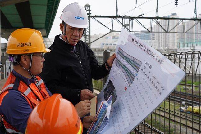 한문희 코레일 사장이 23일 오후 서울 금천구청역을 공사 현장을 찾아 선로 분기기 교체 계획 등을 검토하고 있다. ⓒ 한국철도공사(코레일)