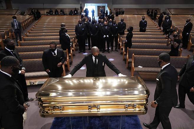 2020년 6월 9일, 조지 플로이드의 장례식을 앞두고 텍사스 휴스턴에 위치한 파운틴 오브 프레이즈 교회 예배당에 플로이드의 관이 안치되고 있다. AP뉴시스