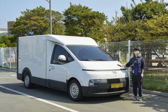 대구에서 ST1 카고로 택배 업무를 하고 있는 강미혜씨가 현대차 ST1 옆에서 포즈를 취하고 있다. HMG저널 홈페이지