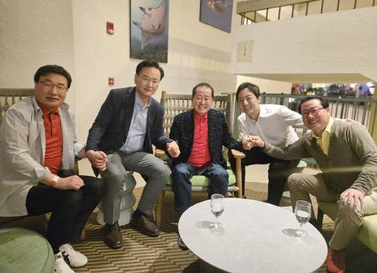국민의힘 제21대 대선 경선 패배 후 탈당한 홍준표(가운데) 전 대구시장에게 '김문수 대선후보 선대위' 합류를 설득하기 위해 지난 5월19일 미국 하와이를 방문한 국민의힘 대선 선대위 유상범 단일화추진본부장, 김대식 대외협력본부장, 조광한 대외협력부본부장, 이성배 선대위 대변인이 홍 전 시장과 손잡고 기념 촬영을 하고 있다. 유상범·김대식 의원 등은 친윤(親윤석열)계로 분류돼왔다. <이성배 국민의힘 선대위 대변인 제공·연합뉴스 사진>