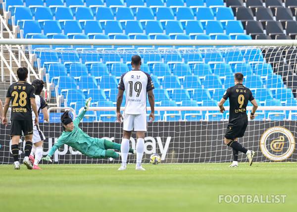 무고사(오른쪽, 인천 유나이티드). 서형권 기자