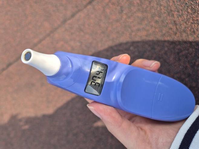 2025년 5월11일 오후 5시께 취재진이 옥상 온도를 재 보니 37.4도로 측정됐다. 신다은 기자