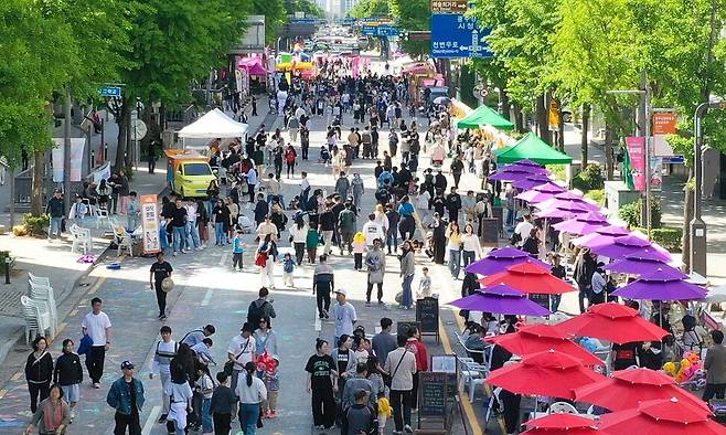4일 광주광역시 동구 금남로 1∼3가 도로를 통제하고 열린 ‘차 없는 거리’ 행사. 광주시 동구 제공