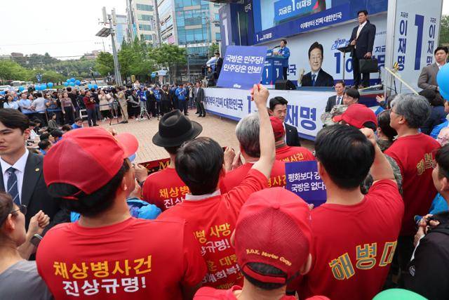 이재명 더불어민주당 대선 후보가 13일 경북 포항시 포항시청 광장에서 열린 유세에서 지지를 호소하고 있는 가운데 해병대 예비역들이 이재명 후보를 지지하고 있다. 포항=뉴시스