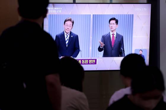 23일 서울역 대합실에서 제21대 대통령선거 2차 후보자 토론회 생중계를 지켜보고 있는 시민들. 연합