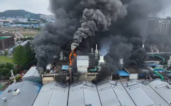 지난 17일 광주 광산구 금호타이어 광주공장에서 불이 나 검은 연기가 치솟고 있다. 연합뉴스