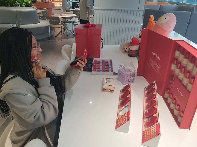 마하 사원이 화장품을 테스트하고 있다. 성남=윤현주 기자