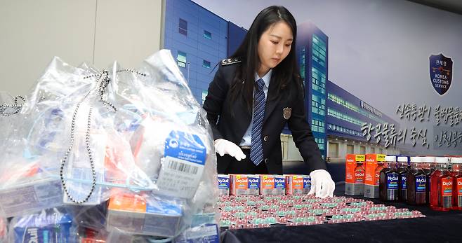 관세청이 지난 3월18일 인천시 중구 운서동 인천공항세관 특송물류센터에서 적발된 마약류 성분이 함유된 불법 의약품을 공개하고 있다. 공항사진기자단