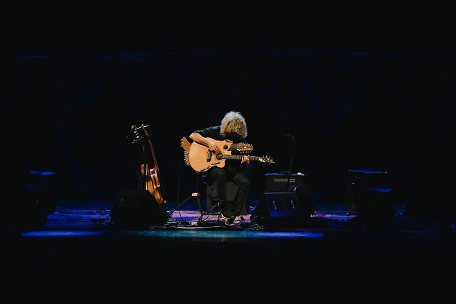 재즈 기타리스트 팻 메시니가 지난 3월 자신의 페이스북에 올린 ‘드림박스/문다이얼 투어’ 공연 장면이 담긴 사진. 펫 메시니 페이스북 캡처.