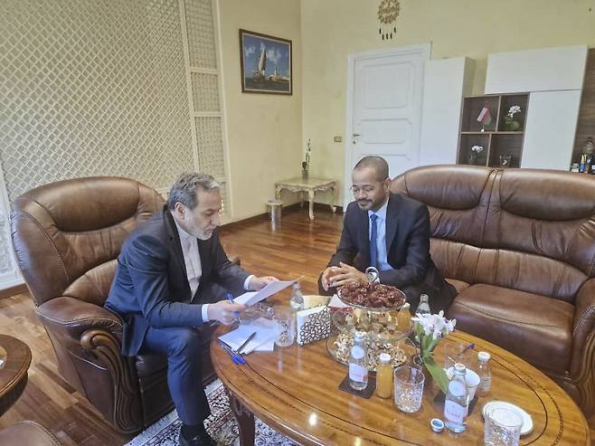 아바스 아라그치 이란 외교장관(왼쪽)이 23일(현지시간) 이탈리아 로마에서 바르드 알부사이디 오만 외교장관(오른쪽)과 만나 이야기를 나누고 있다. 이날 로마에서는 미국과 이란의 5차 핵 협상이 오만의 중재 아래 열렸다. AP연합뉴스