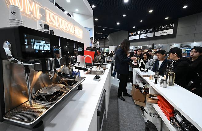 지난달 2일 서울 강남구 코엑스에서 열린 2025 서울커피엑스포에서 방문객들이 커피 제품 시연을 관람하고 있다. 윤웅 기자