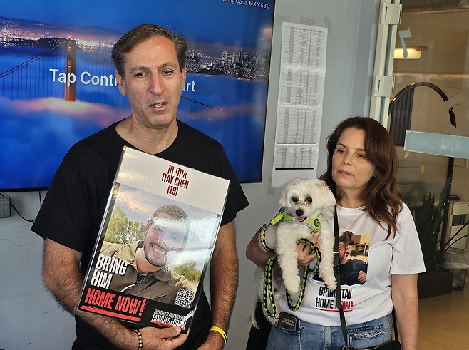 이스라엘군 인질 이타이 첸의 아버지 루비 첸(왼쪽)과 어머니 하기트 첸이 22일(현지시간) 텔아비브 인질·실종자 가족포럼 본부에서 한국 기자단과 인터뷰를 하고 있다. 김이현 기자