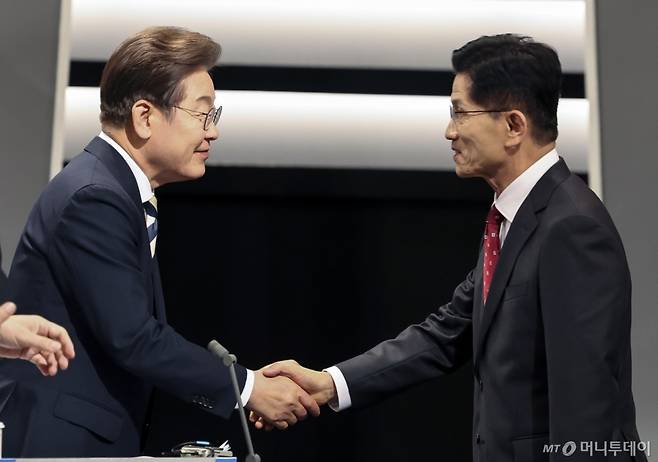 23일 서울 영등포구 KBS본관 스튜디오에서 열린 중앙선거방송토론위원회 주관 제21대 대통령선거 2차 후보자 토론회 시작에 앞서 이재명(왼쪽) 더불어민주당 후보와 김문수 국민의힘 후보가 악수하고 있다. 2025.05.23. /사진=뉴시스 /사진=