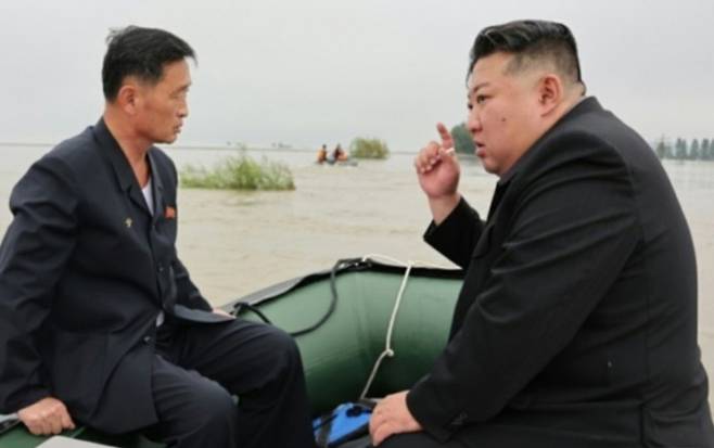 김정은 북한 노동당 총비서가 지난해 8월1일 평안북도 신의주시 피해 지역을 살피고 있는 모습. 김 총비서 왼편엔 재떨이가 놓여져 있으며, 그의 오른손엔 담배가 쥐어져 있다. / 사진=뉴스1(노동신문)