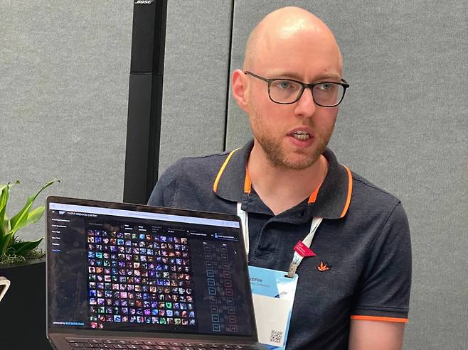 톰 발크스 팀 리퀴드 파트너십 매니저가 21일(현지시간) 미국 올랜도에서 열린 'SAP 사파이어 2025' 행사장에서 한국·일본 취재진에게 SAP 기반 e스포츠 경기 분석 솔루션 '넥스트 레벨 e스포츠 센터'를 설명하고 있다./사진=공동취재단