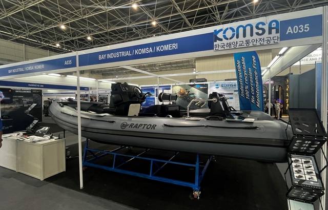 지난 20~24일 말레이시아 랑카위에서 열린 ‘제17회 국제 해양·항공 전시회(LIMA 25)’에 마련된 한국해양교통안전공단(KOMSA) 등 합동 홍보부스에 친환경선질(HDPE·고밀도 폴리에틸렌) 구조정이 전시돼 있다. 이번에 말레이시아 해군 협력사에 수출된 이 선박의 선체, 상부 구조물은 HDPE이며 고무펜더가 주위를 감싸고 있다. 한국해양교통안전공단 제공
