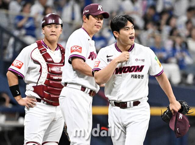 22일 오후 서울 고척돔 고척스카이돔에서 진행된 '2025 프로야구 KBO리그' 키움히어로즈와 삼성라이온즈의 경기. 키움 이준우가 6회초 볼넷 2개를 내준 뒤 교체되고 있다./마이데일리