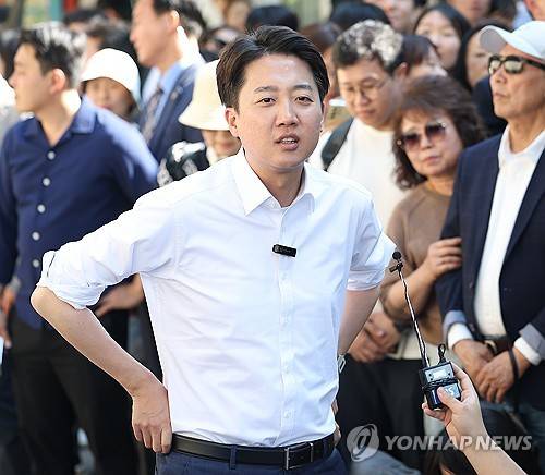 본격적인 유세 앞서 발언하는 이준석 후보 (서울=연합뉴스) 김성민 기자 = 개혁신당 이준석 대선후보가 25일 서울 종로구 종묘 인근 서순라길에서 거리 유세에 앞서 취재진 앞에서 발언하고 있다. 2025.5.25 ksm7976@yna.co.kr