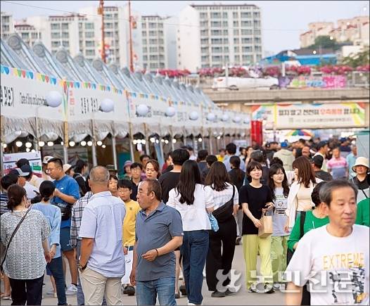 방문객들로 북적이는 지난해 강릉단오제 행사장. 강릉=강재훈 프리랜서 기자, 강릉단오제위원회